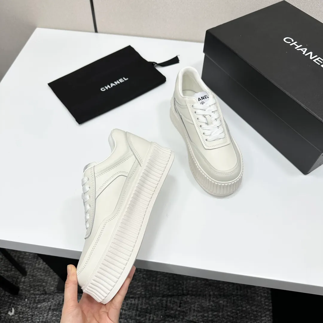 👟👟Ex-factory price 560👟👟Chanel Panda Shoes! 2025 counter's top casual sports shoes. This classic design; the upper is electro-embroidered with a variety of techniques; the outsole is fashionable and sporty; the unusual inclusion of a variety of color matching elements... The diversified mix and match is very good-looking and versatile, and can be used for leisure, fashion, sports, and outdoor... ꫛꫀꪝ Go➫ Materials: ❶Upper made of: original imported first-layer silk cowhide + original waterproof cloth + original first-layer cowhide ❷Inner lining: Breathable mesh ❸ Outsole based on: original TPU combination outsole, full set of boutique packaging for women 35–41